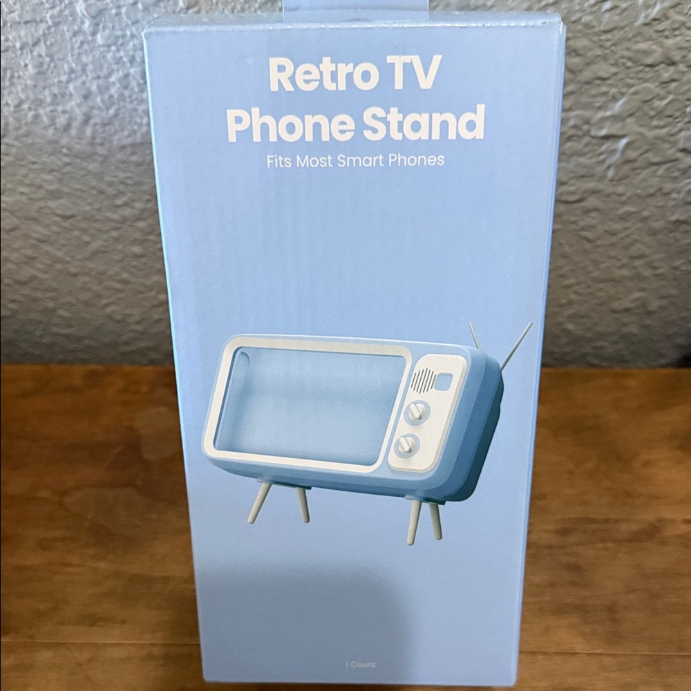 Retro TV Phone Stand - Light Blue